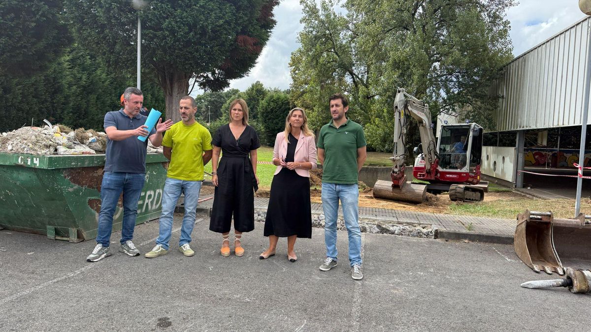 Por la izquierda, Ángel García, Eva Iglesias y Alejandra Cuadriello, flanqueados por técnicos municipales, durante su visita a las obras de accesibilidad al pabellón de La Fresneda