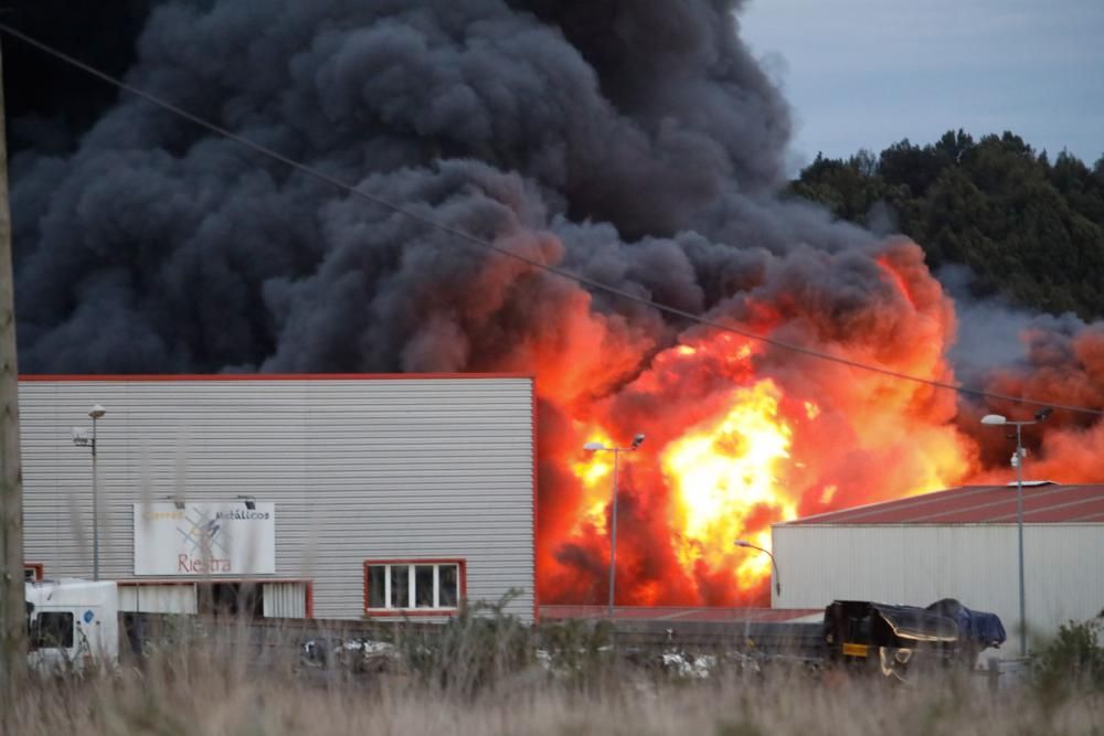 Incendio en un desguace de Gijón.