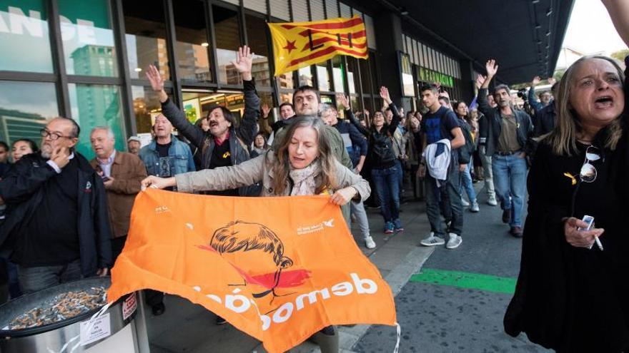 Simó i Nuet van ser acomiadats per espanyolistes i independentistes a l&#039;estació de Sants.