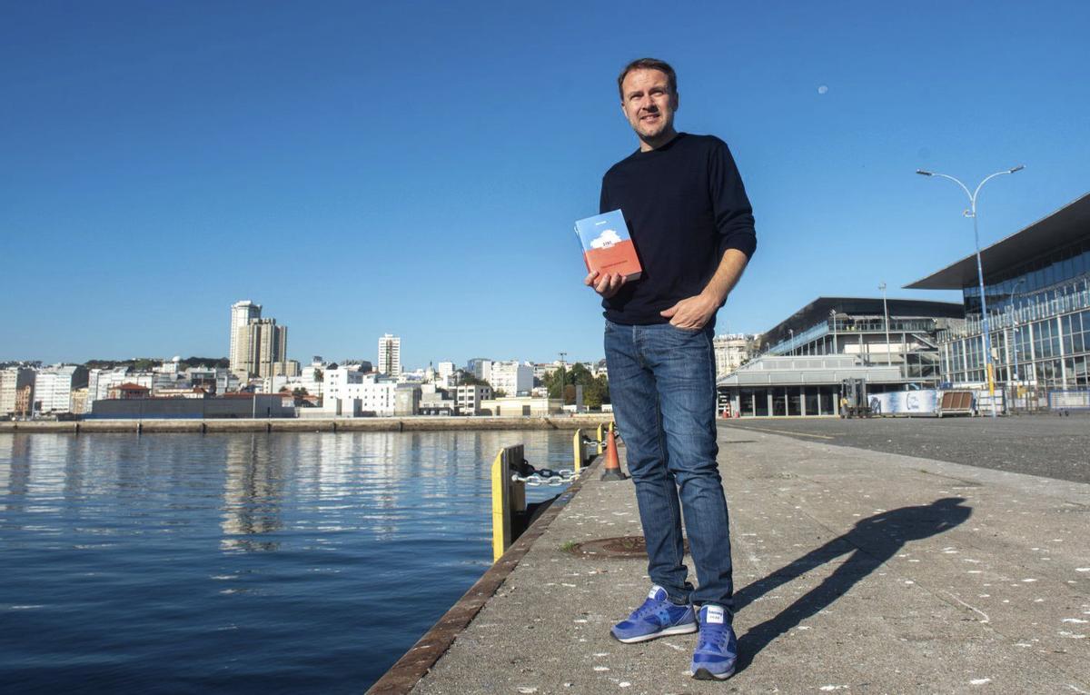 Arturo Lezcano, en el puerto de A Coruña, de donde salieron cientos de barcos con emigrantes. | CASTELEIRO