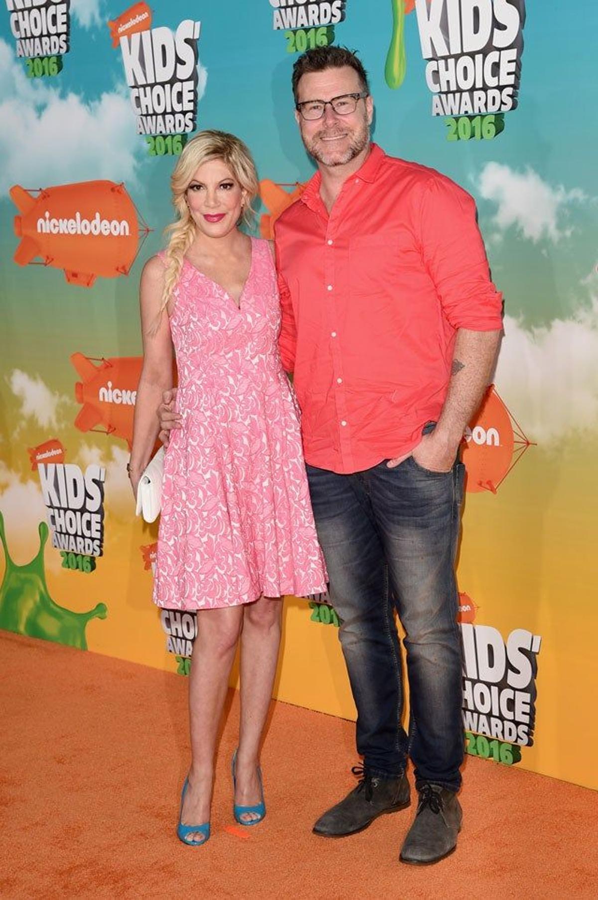 Tori Spelling y Dean McDermott, en la alfombra naranja de los Kids' Choice Awards 2016.