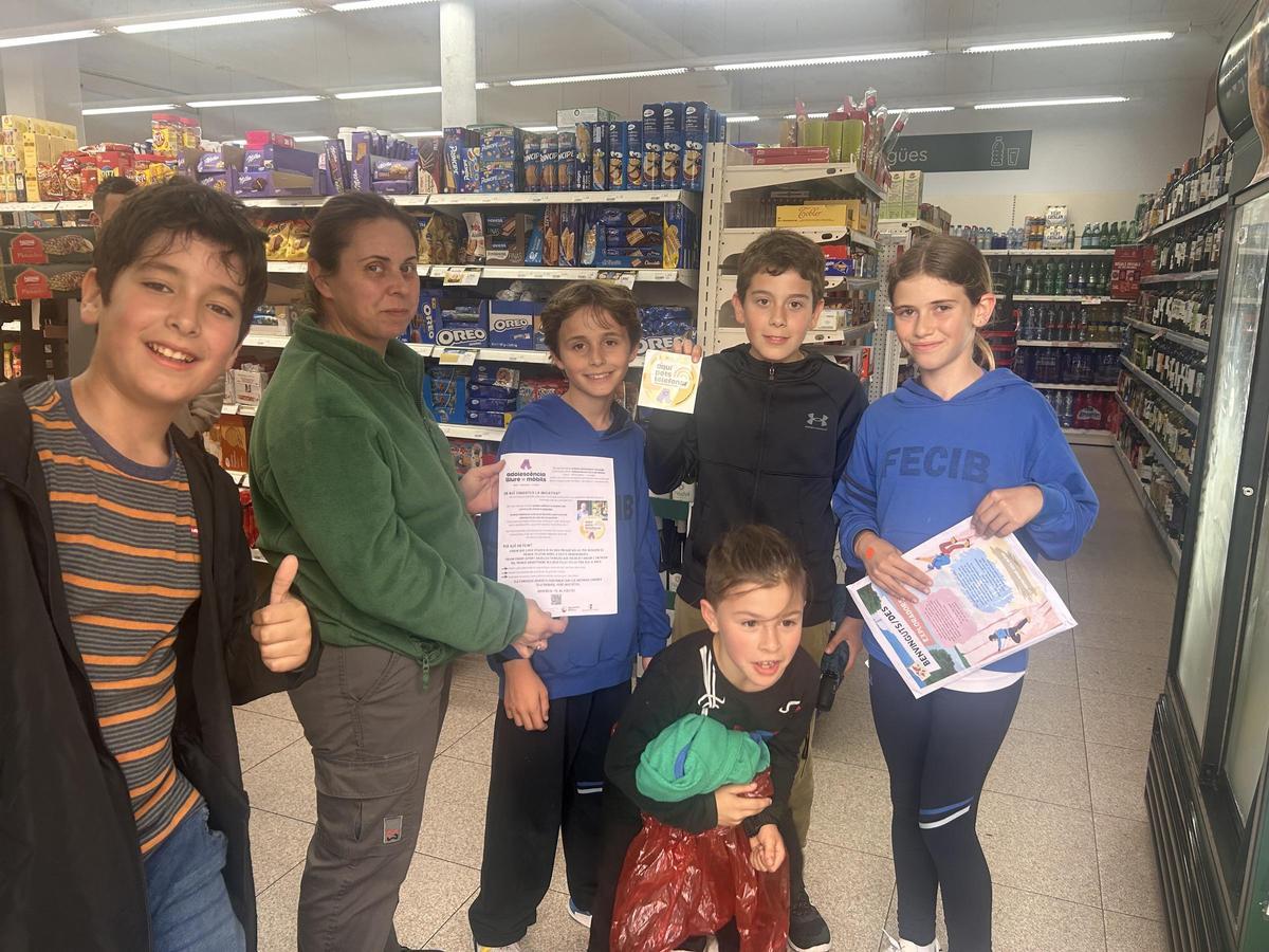 FOTOS | Los adolescentes sin móvil podrán llamar desde los comercios de Binissalem FOTOS | Los adolescentes sin móvil podrán llamar desde los comercios de Binissalem