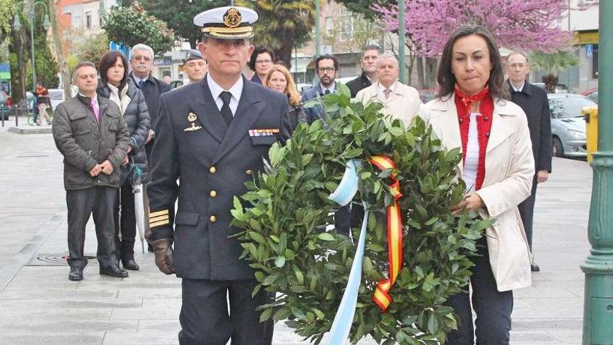 La alcaldesa de Marín y un representante de la Escuela Naval Militar realizan la ofrenda floral.  // S.A.