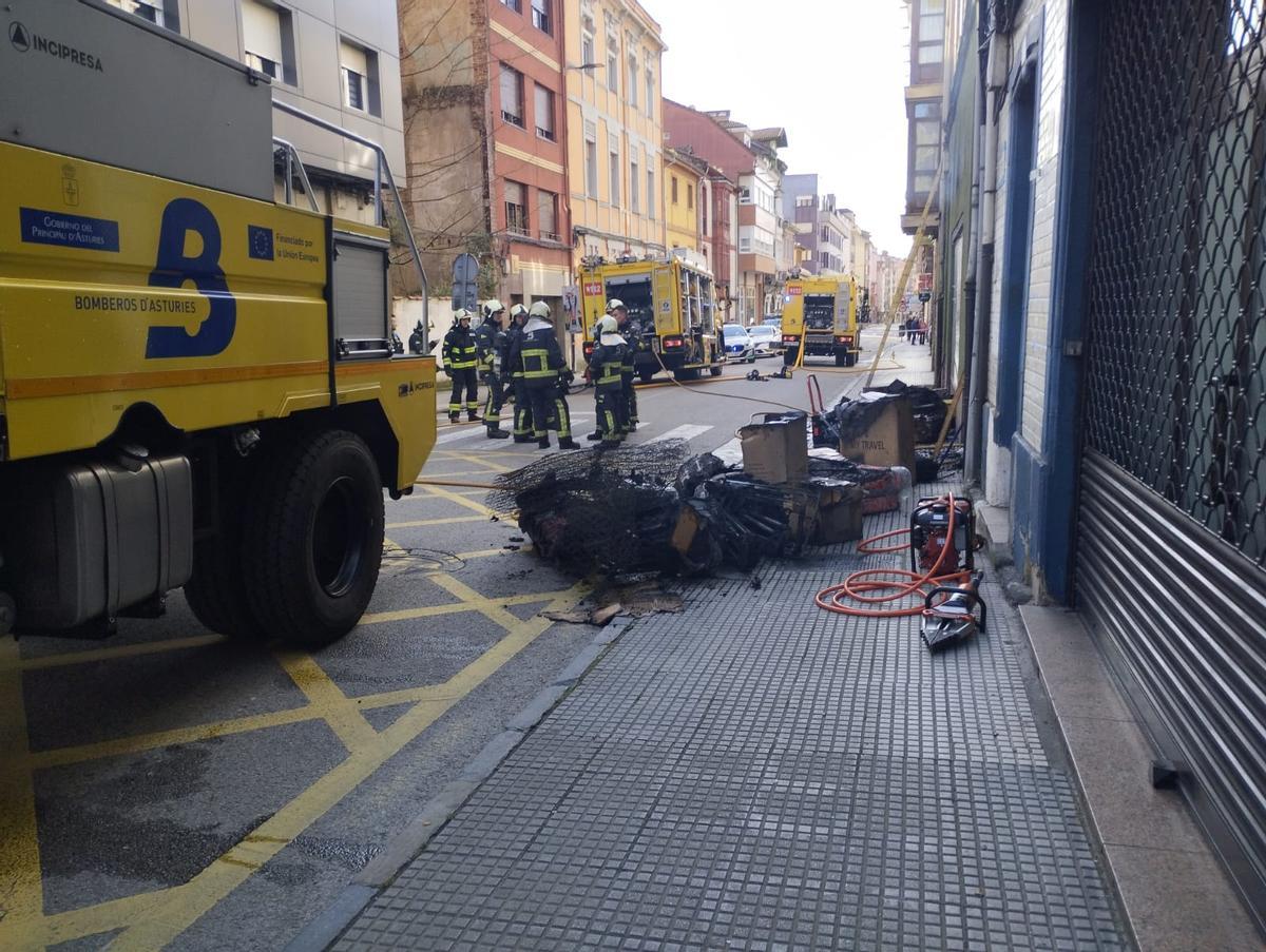 Los bomberos, trabajando en la zona.