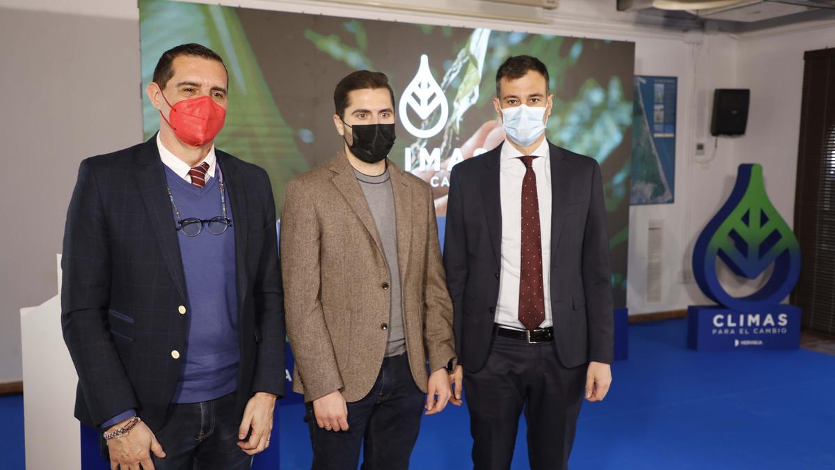 Jorge Olcina, Ángel González y Jordi Azorín, en la Oficina Técnica del Parc Natural de l’Albufera.