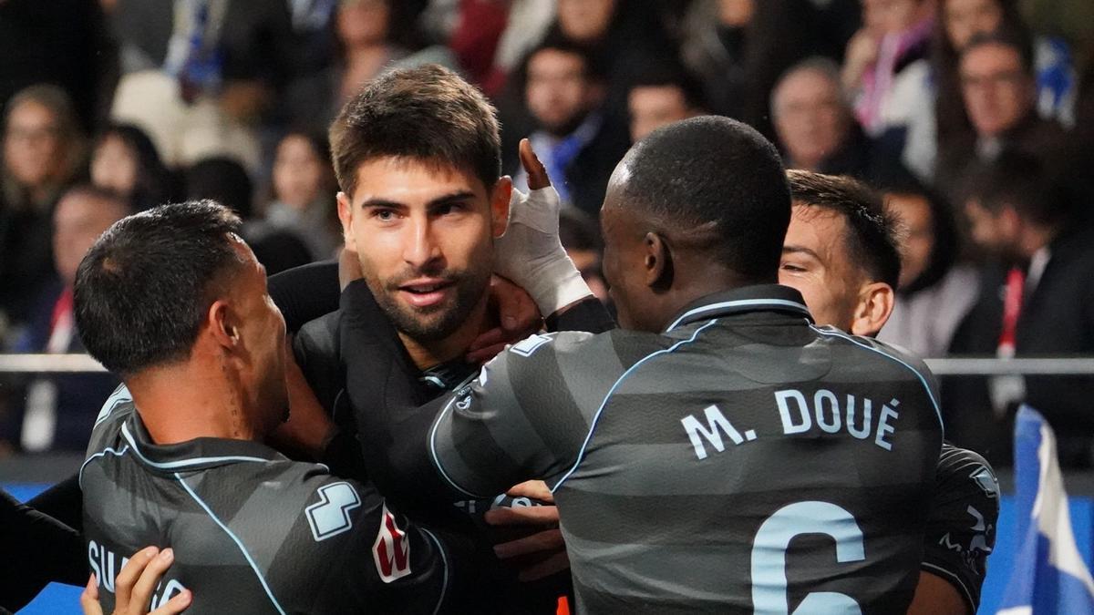 Brignani celebra el gol en Riazor.