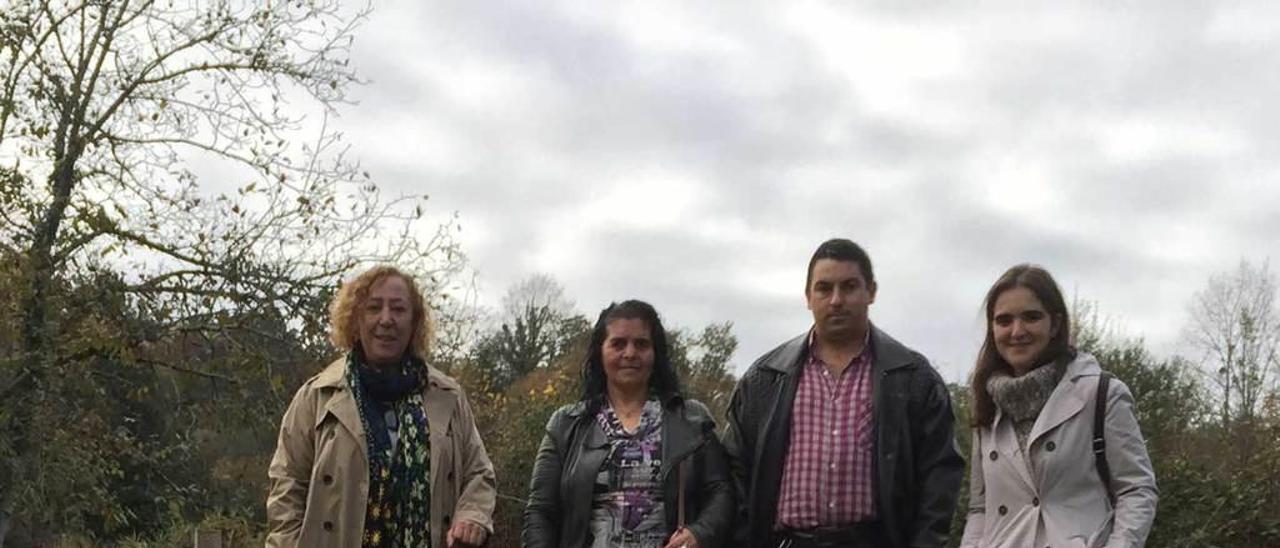 Sole Alonso, Magdalena Montoya, Jesús Martínez y Laura Gutiérrez, en los huertos sociales de la piscifactoría de Infiesto.