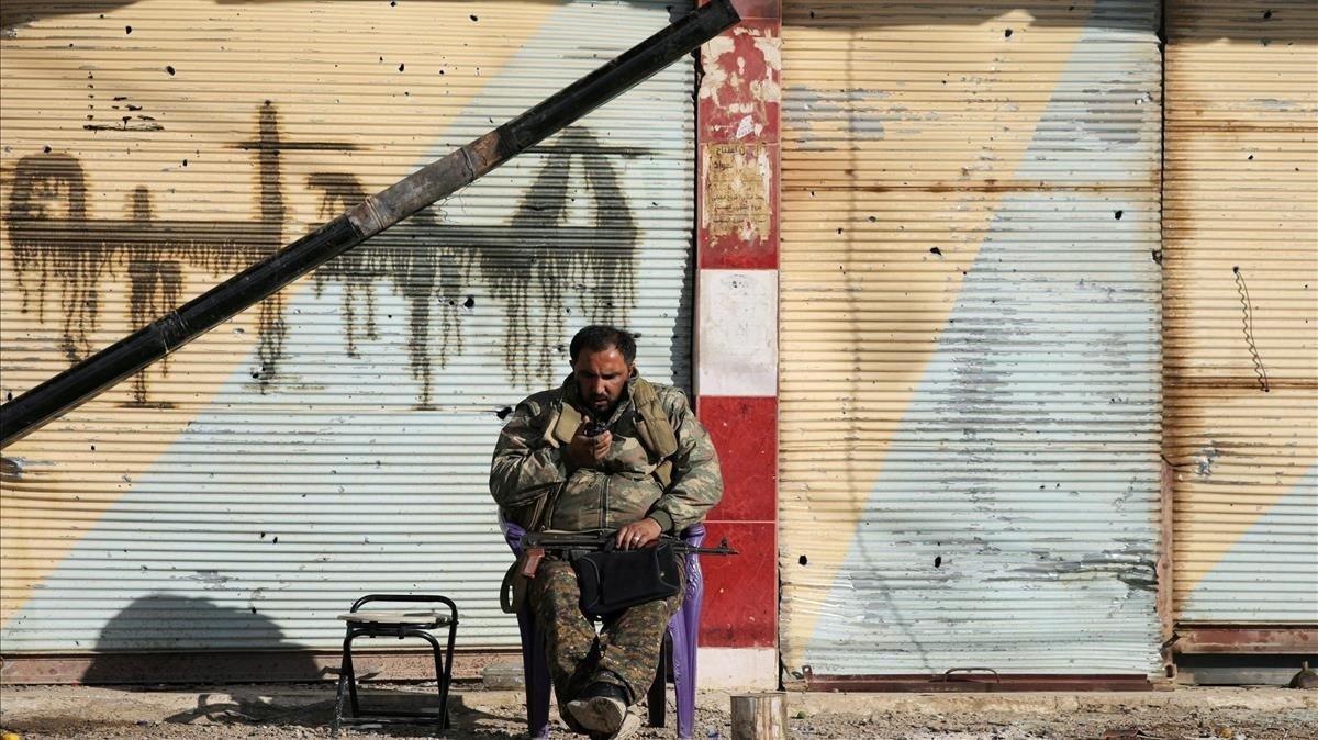 Un miembro de las Fuerzas Democráticas Sirias en Baghouz.