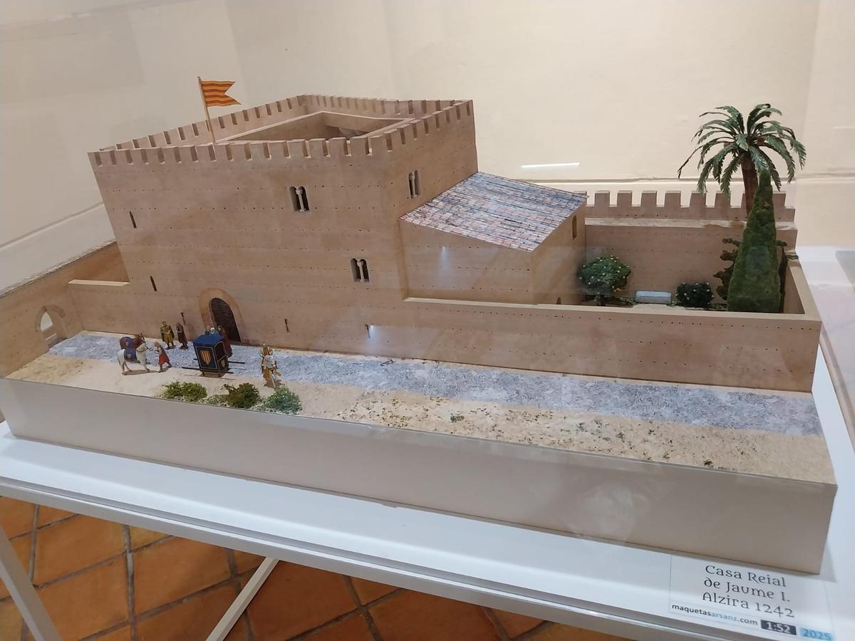 Fachada principal de la Casa Real, con la representación de la salida del monarca por la puerta.