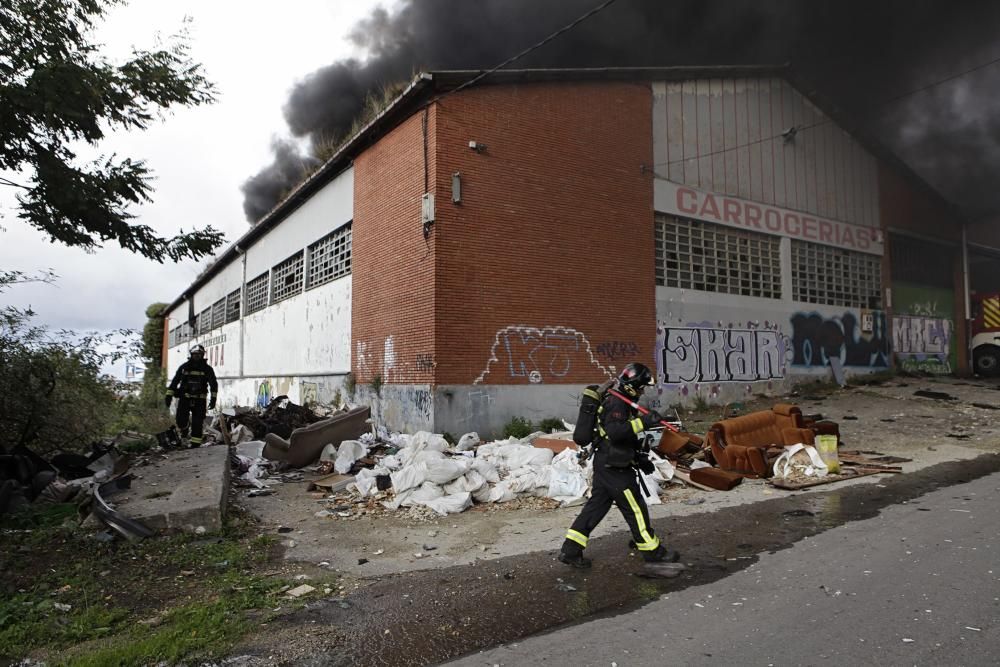 Arde una nave industrial abandonada en un polígono de Gijón