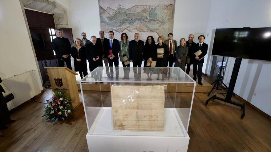 Exhibición del documento fundacional del cenobio de San Salvador de Cornellana