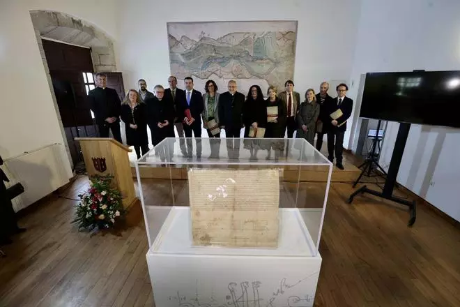 Exhibición del documento fundacional del cenobio de San Salvador de Cornellana