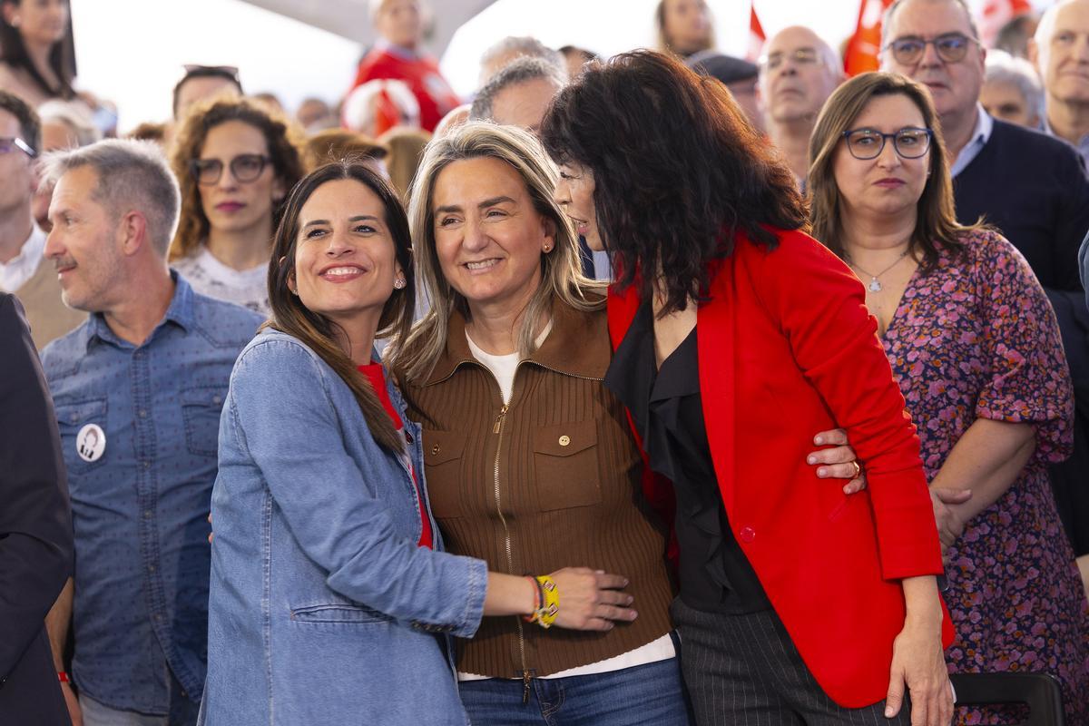 Las ministras de Educación, Milagros Tolón (centro), e Igualdad, Ana Redondo (derecha), en Valladolid en marzo con la vicesecretaria general del PSOE de Castilla y León, Nuria Rubio (izquierda).