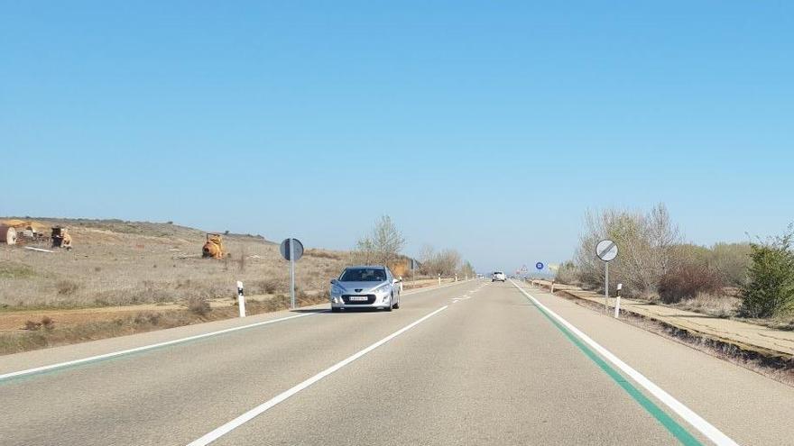 Carretera con las líneas verdes ya pintadas