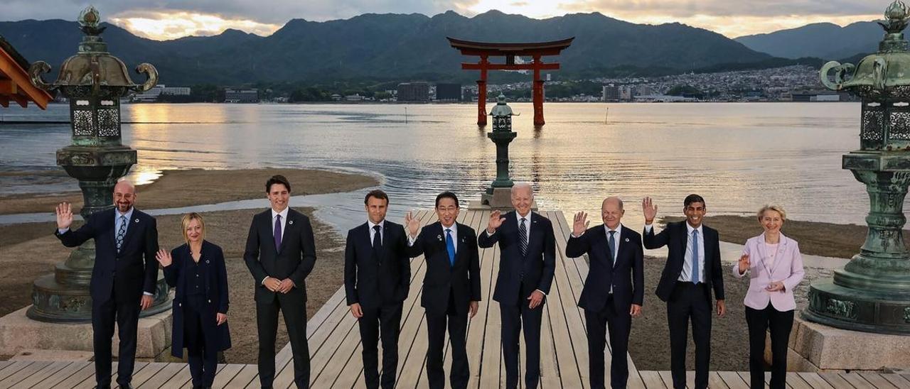Charles Michel, Giorgia Meloni, Justin Trudeau, Emmanuel Macron, Fumio Kishida, Joe Biden, Olaf Scholz, Rishi Sunak y Ursula von der Leyen, este viernes en Hatsukaichi, Hiroshima.