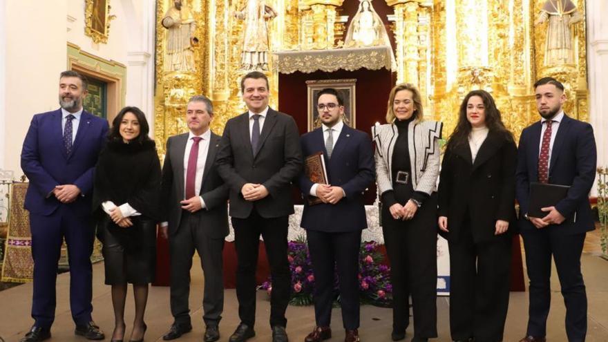 El pregonero de la juventud (quinto por la izqda.) junto con las autoridades presentes en el acto.