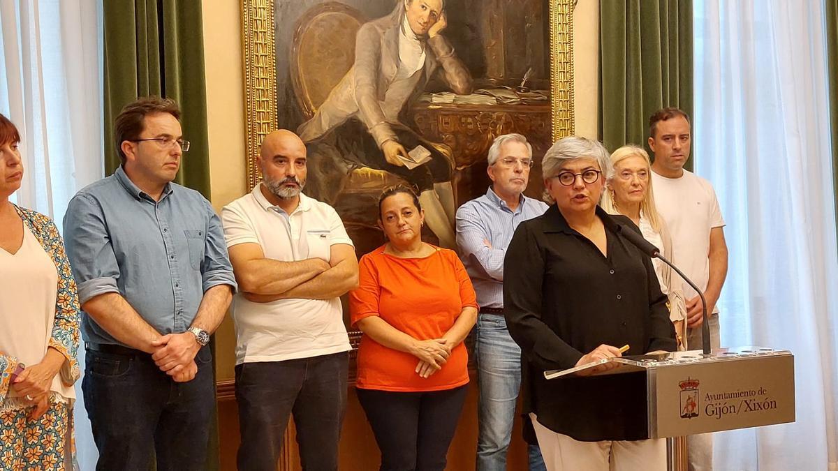 La alcaldesa Ana González arropada por sus concejales afines esta mañana en el Ayuntamiento.