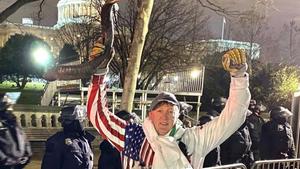 L’exblaugrana David Wood, entre els manifestants del Capitoli