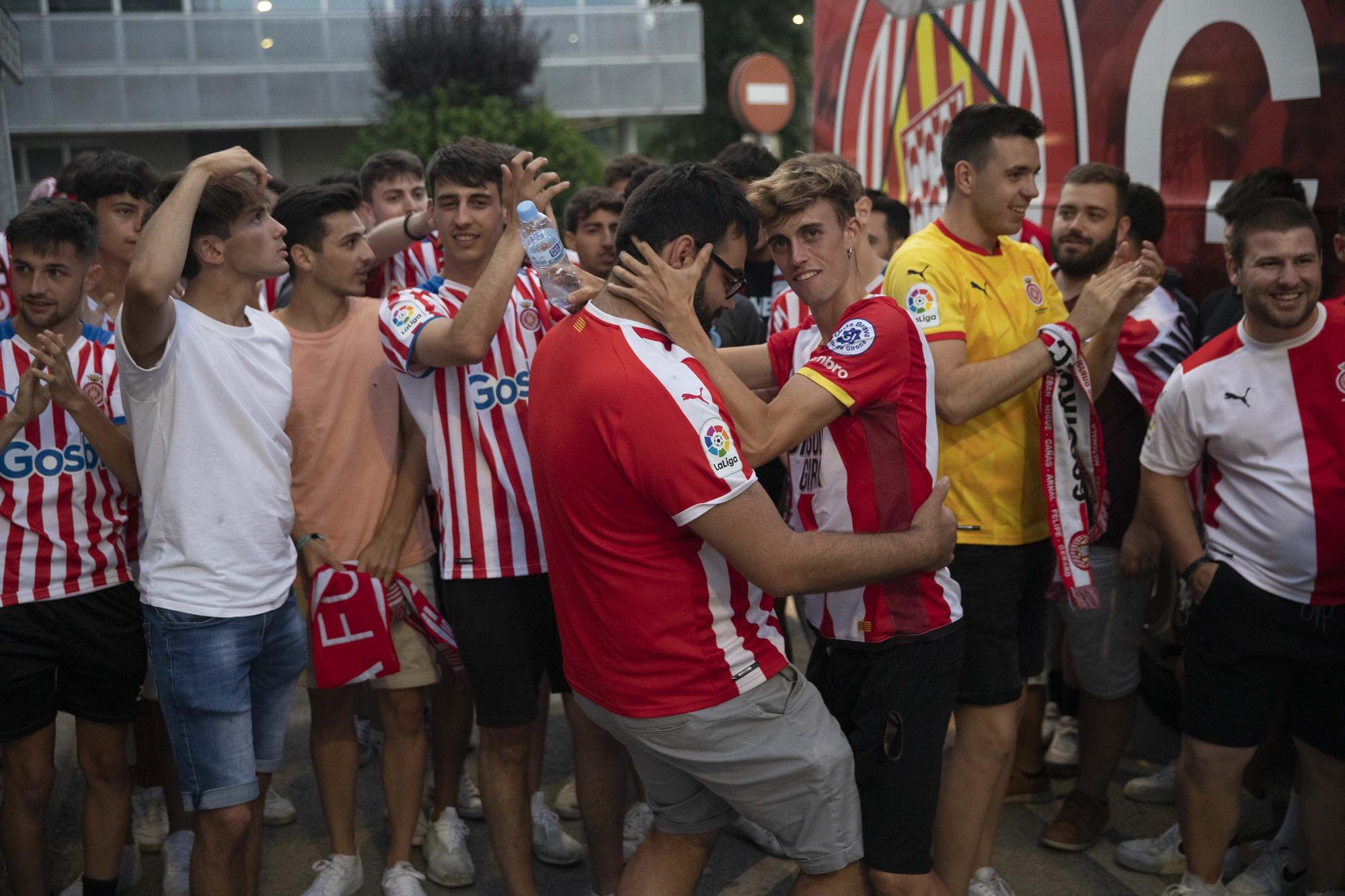 Els aficionats reben al Girona a l'aeroport