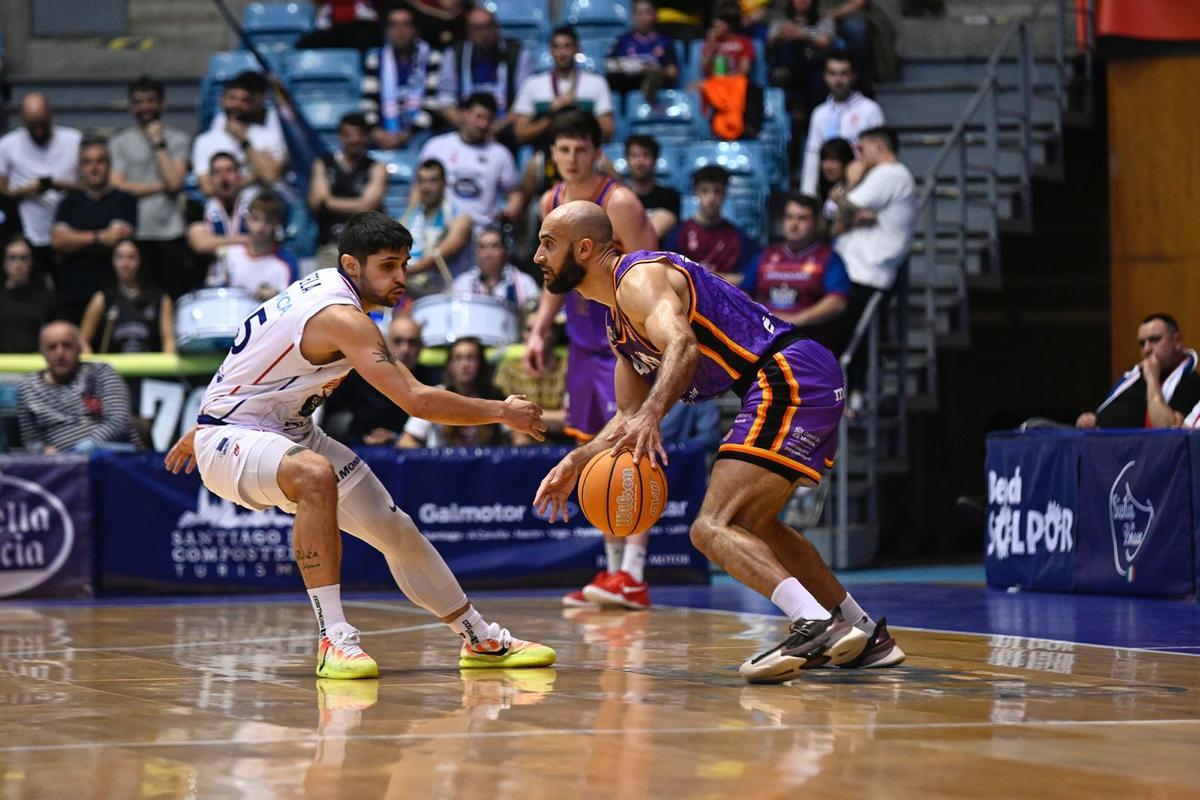 Scrubb, jugador del Palmer Basket, intenta marcharse del marcaje de Quintela