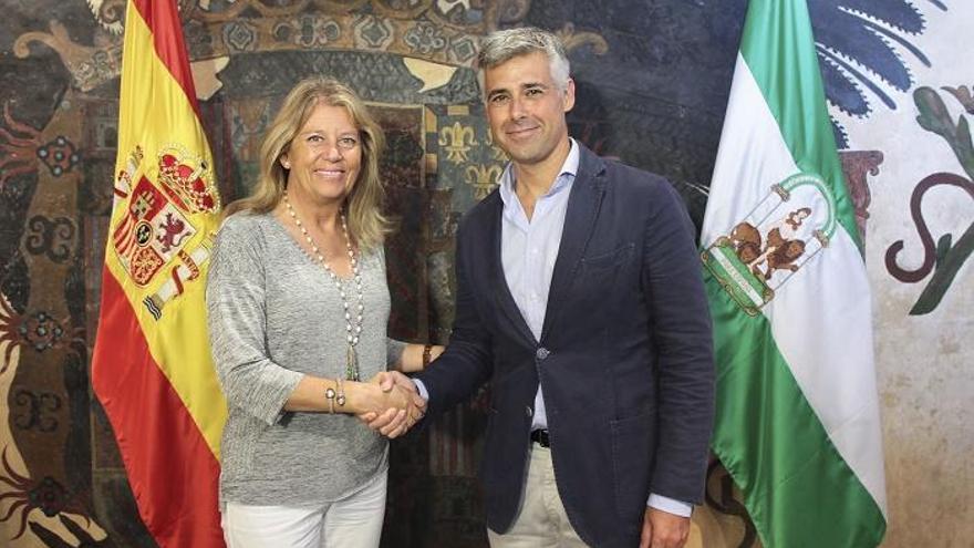 La alcaldesa de Marbella, Ángeles Muñoz, y el director ejecutivo de TSS Group, Antonio Roldán.