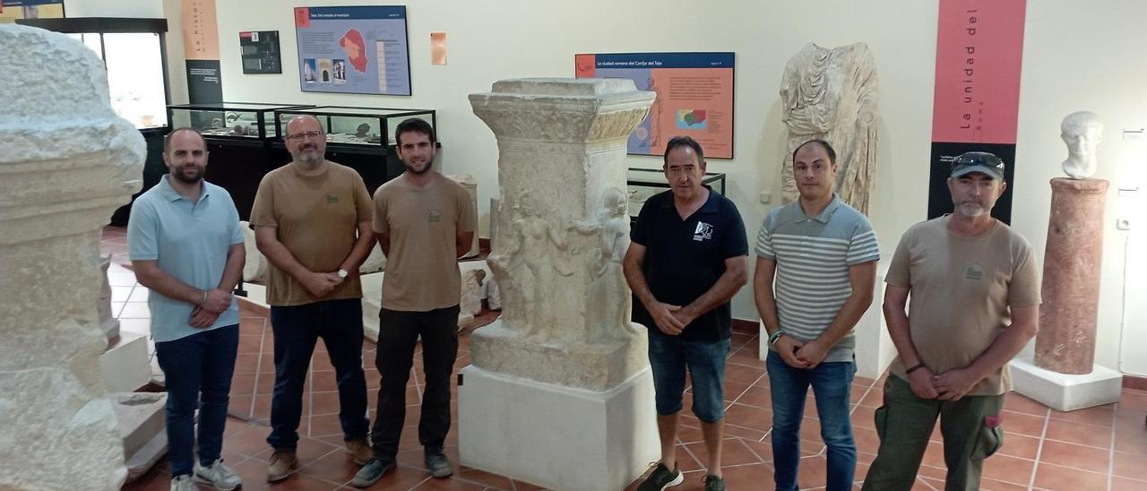 El alcalde de Teba, Cristóbal Corral, (izq) con Eduardo García Alfonso y miembros de la asociación Hisn Atiba en el Museo de Teba.