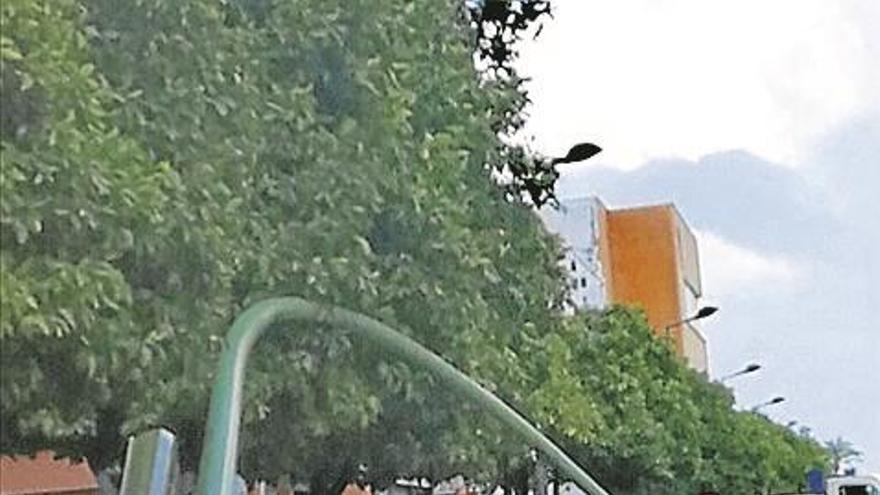 El viento cerró parques y tumbó un semáforo en la avenida de goya a la salida del ies antonio gala