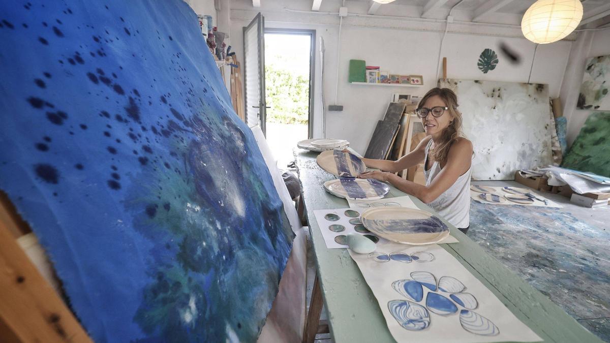 La artista mallorquina Estefanía Pomar Aloy muestra sus recientes creaciones cerámicas junto a los bocetos y una de sus obras pictóricas