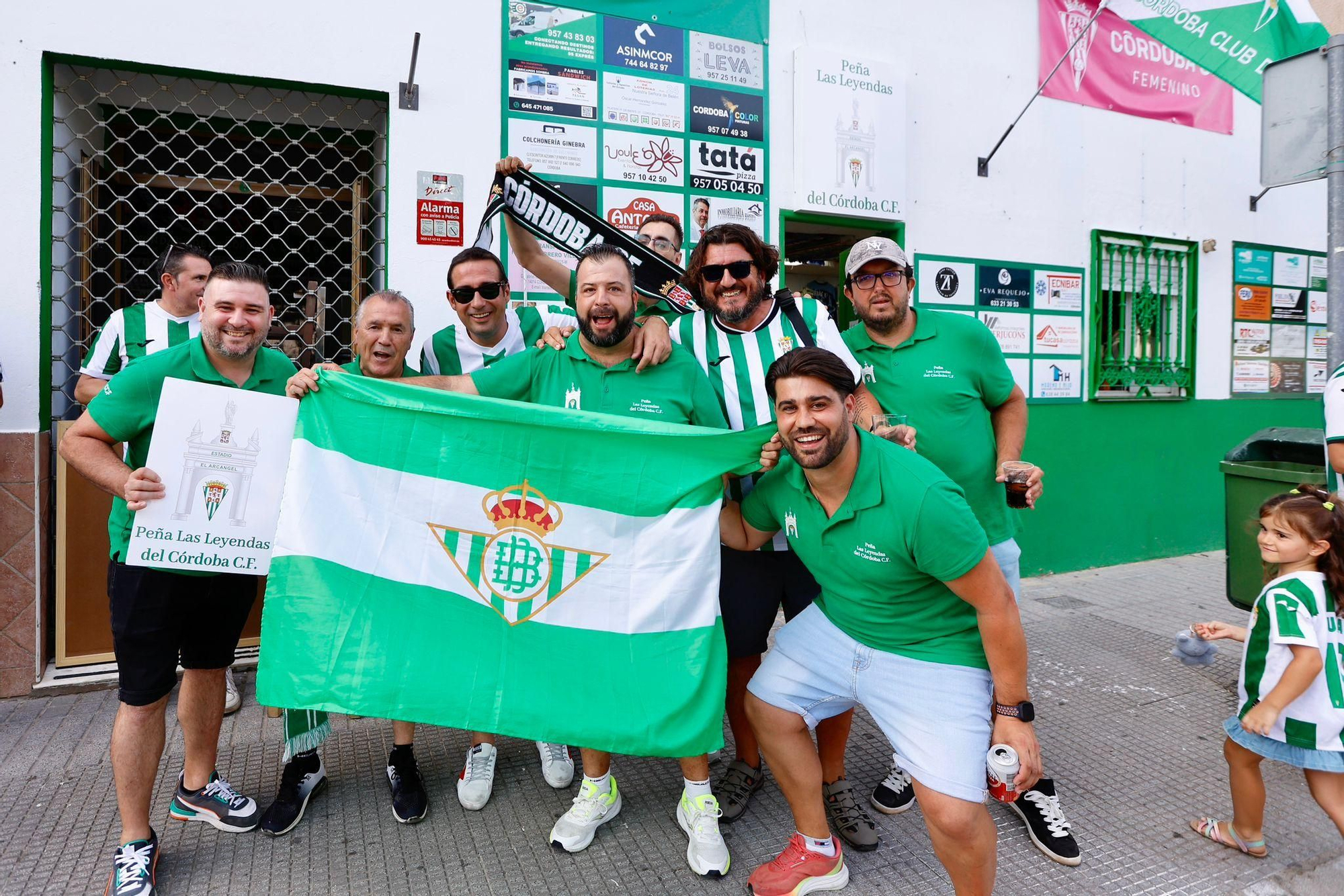 El hermanamiento entre las peñas Las Leyendas del Córdoba CF y la Peña Bética Cultural de Carmona, en imágenes