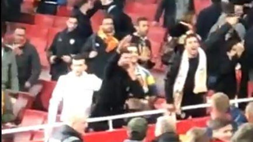 Denuncian que aficionados del Valencia CF hicieron gestos racistas y el saludo nazi a los del Arsenal