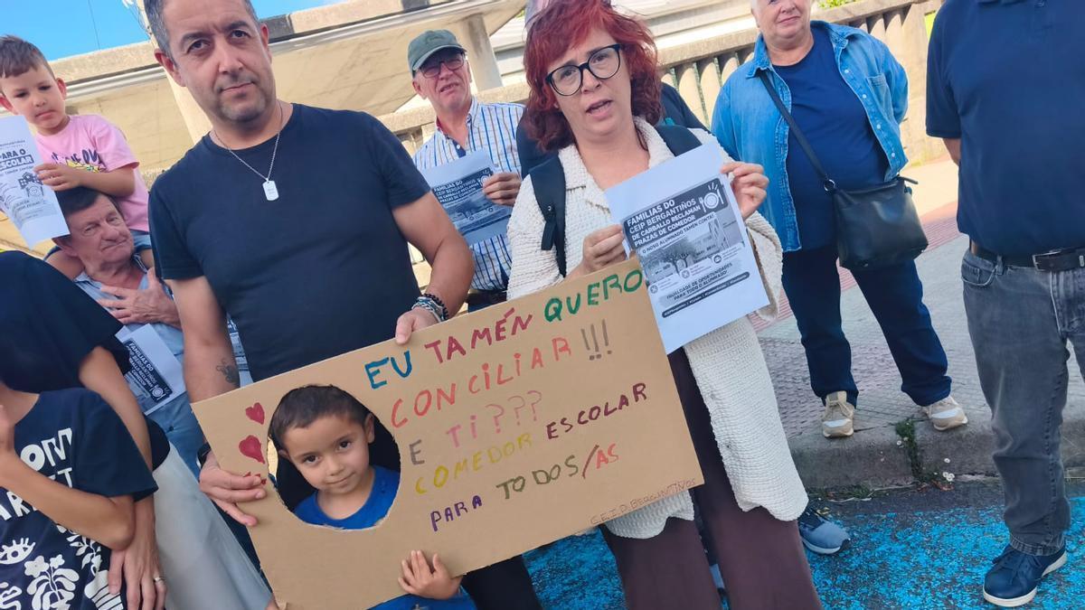Pais, nais e alumnos na protesta celebrada este martes.