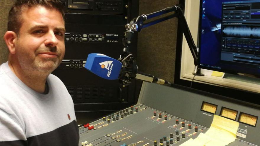 Josep Lluís Vidal, director de Ràdio Marina, a l’estudi de l’emissora. | IMATGE CEDIDA