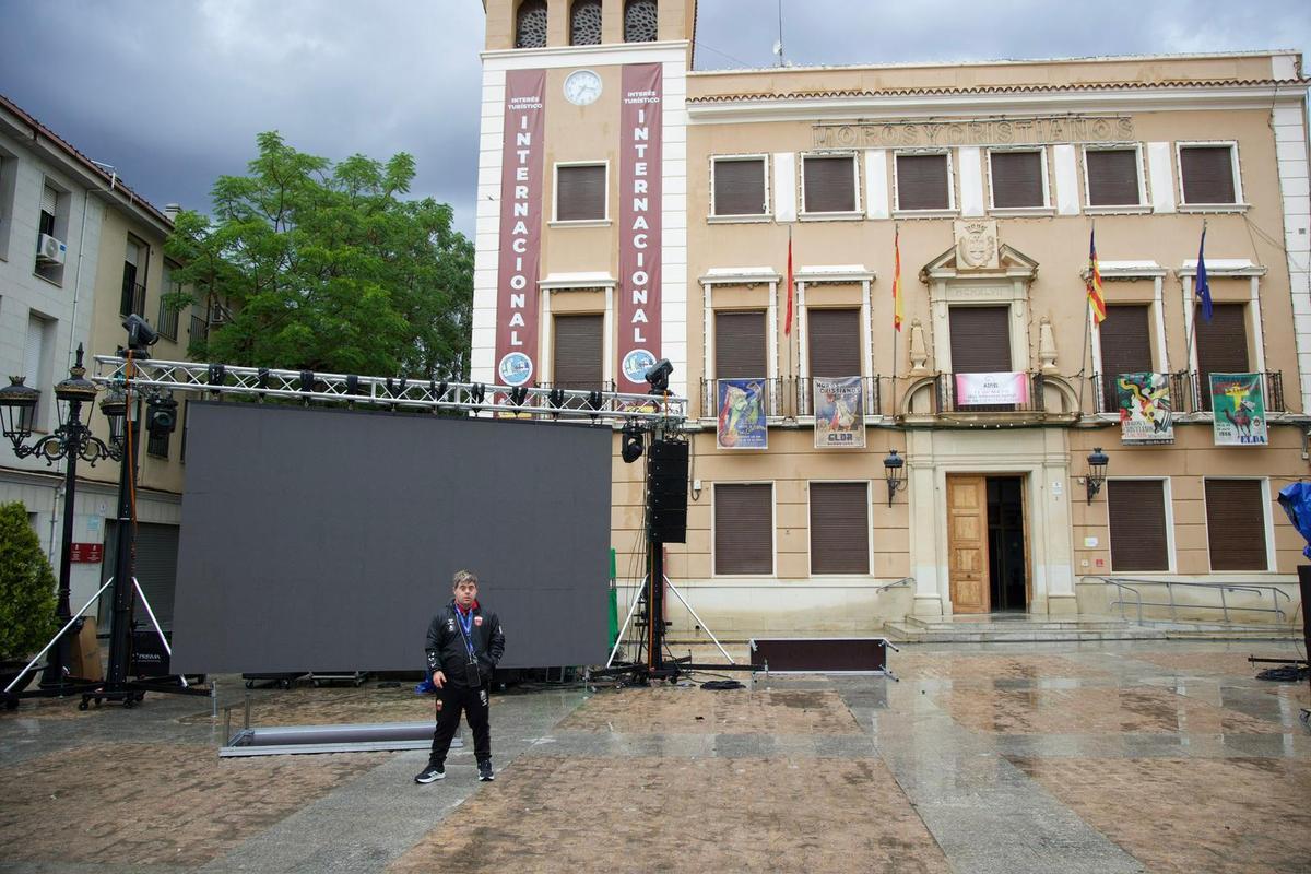 La plaza del Ayuntamiento, vacía tras la suspensión del acto del ascenso del Eldense.