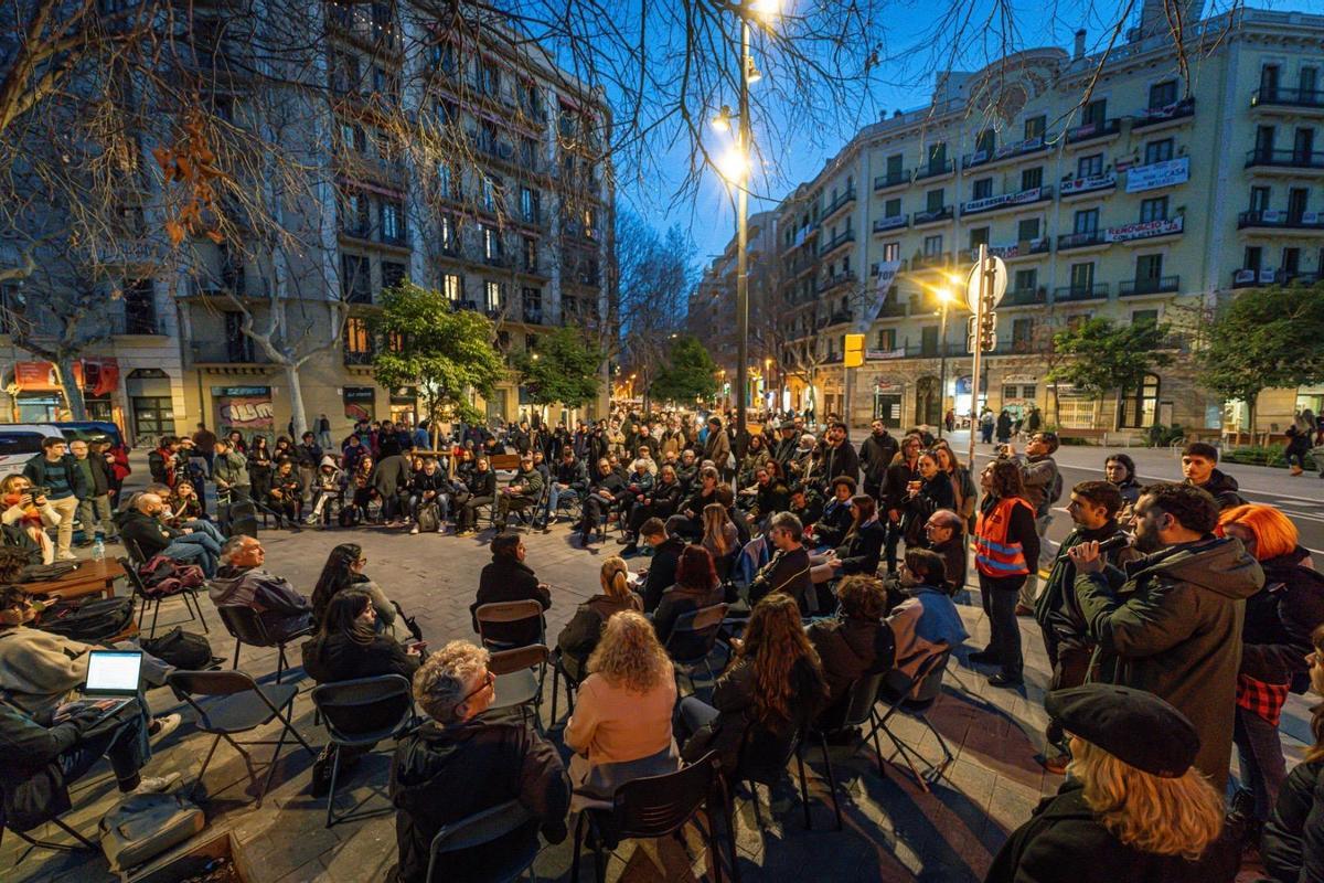 Vecinos afectados por los planes de fondos de inversión, frente a la Casa Orsola.