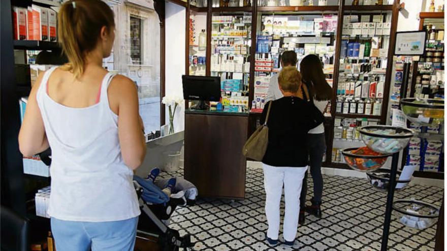 Varios clientes compran en una farmacia de la capital zamorana. |