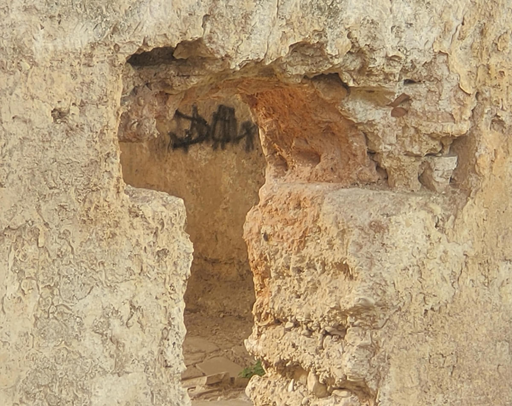 Denuncian la aparición de pintadas vandálicas en los baños árabes del Raval en Xàtiva