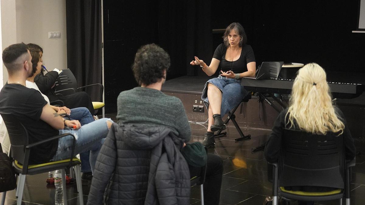 La cantant i compositora Clara Luna fetn el taller "Com preparar-se un càsting musical" a La Marfà, el dijous.