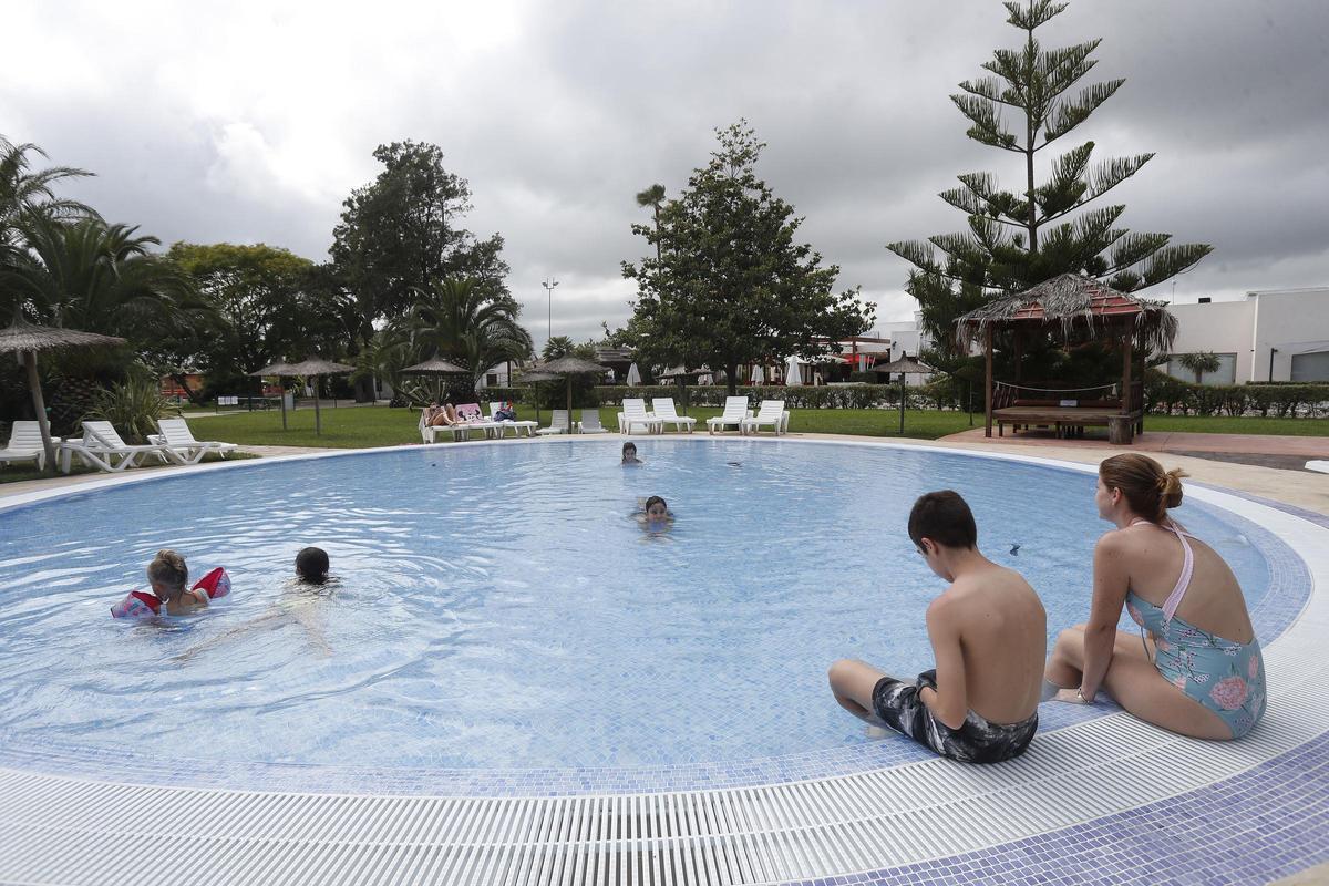 Varias personas disfrutan de unas vacaciones en un camping de Valencia