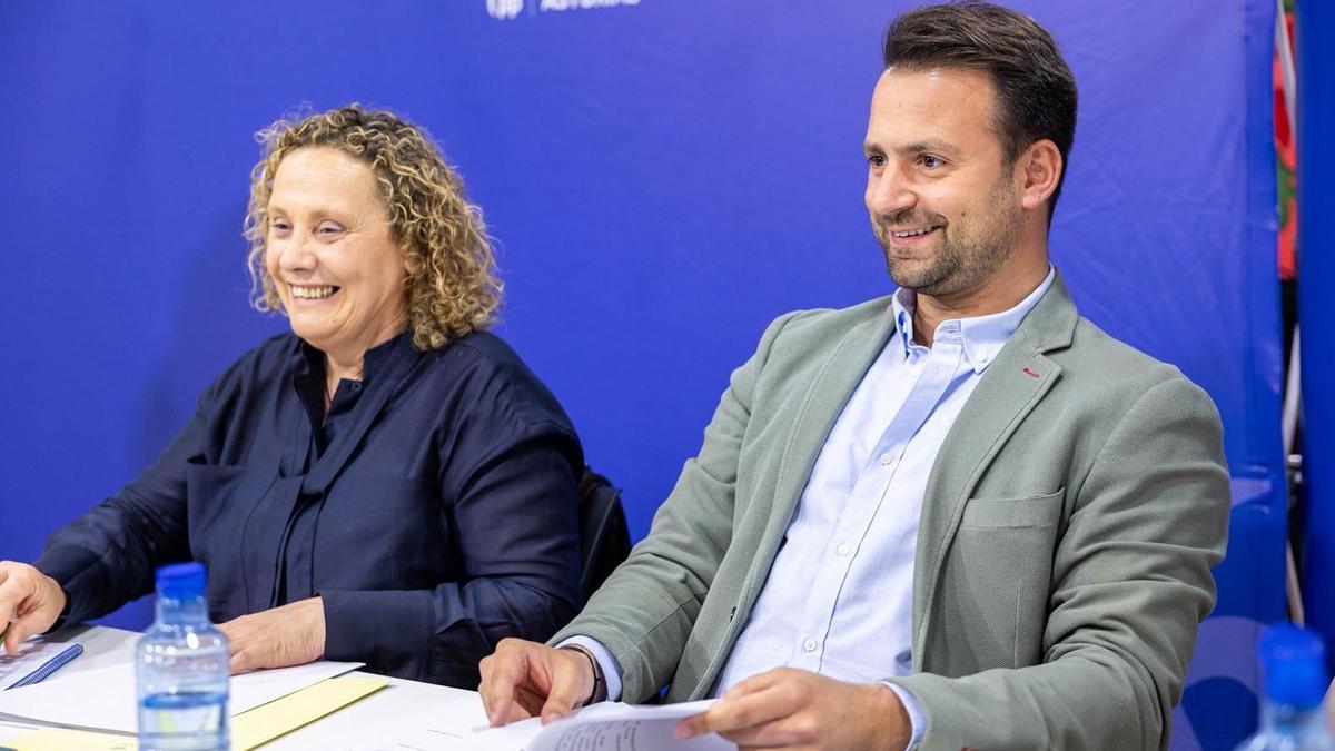Beatriz Llaneza, secretaria general del PP de Asturias, y Álvaro Queipo, presidente, esta tarde en Pola de Siero.