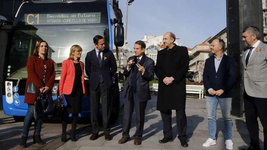 Caballero y Regades, con los responsables de Alstom y Vitrasa en la presentación del autobús.  // Alba Villar