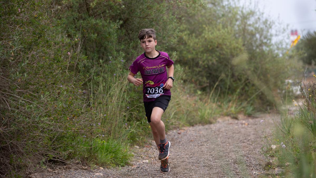 Un joven atleta, en pleno esfuerzo durante la carrera.