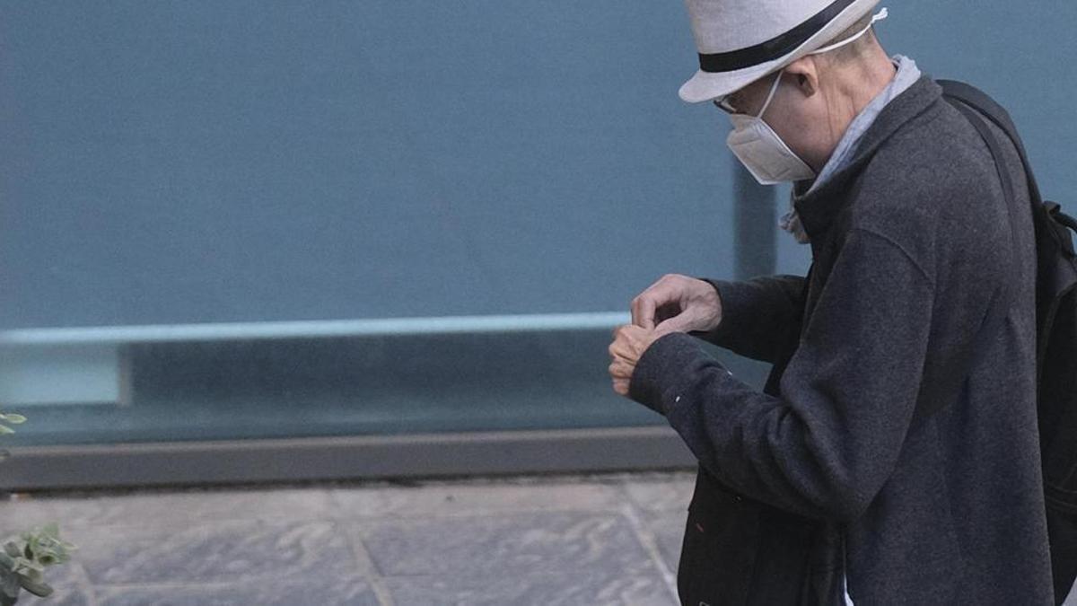 Un hombre pasea con mascarilla.