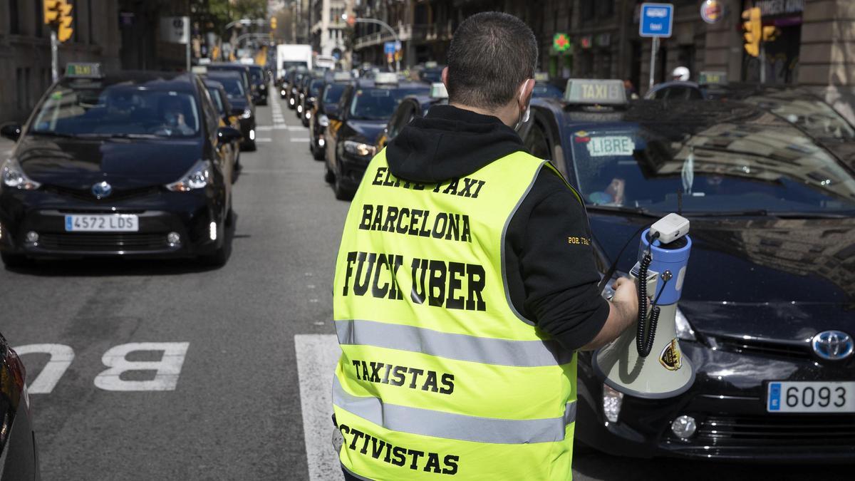 Tito Álvarez, en Via Laietana, durante la marcha lenta de taxistas