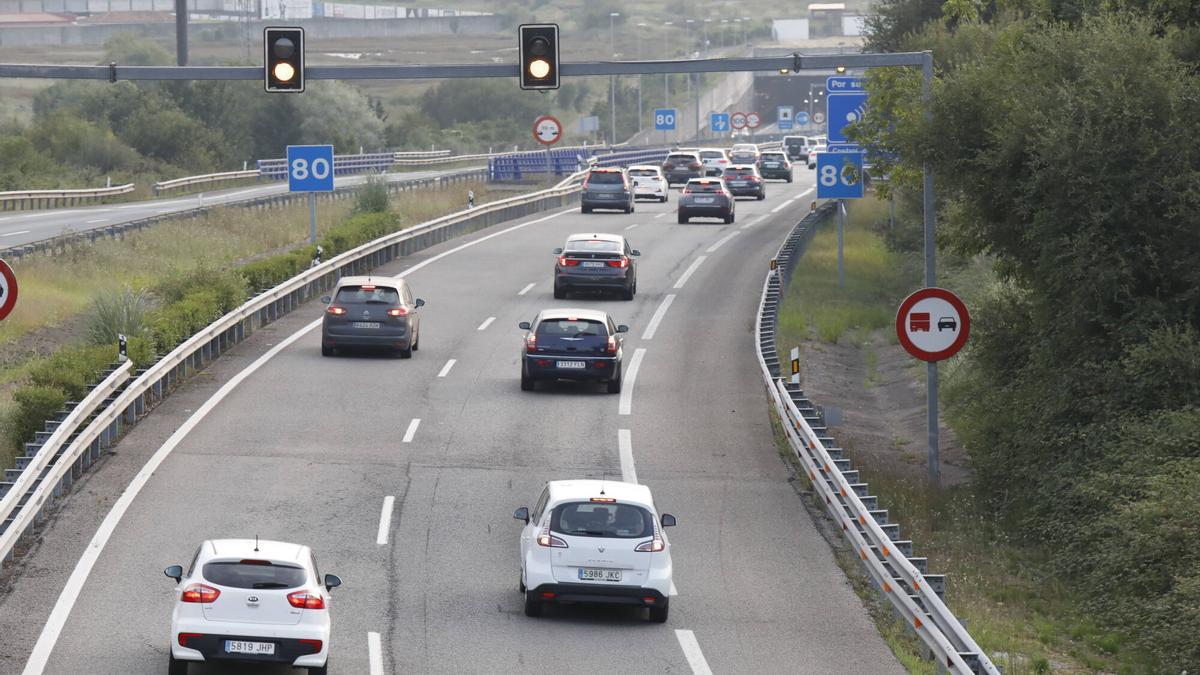 Trafico intenso en la Autovía del Cantábrico a la altura de Villaviciosa.