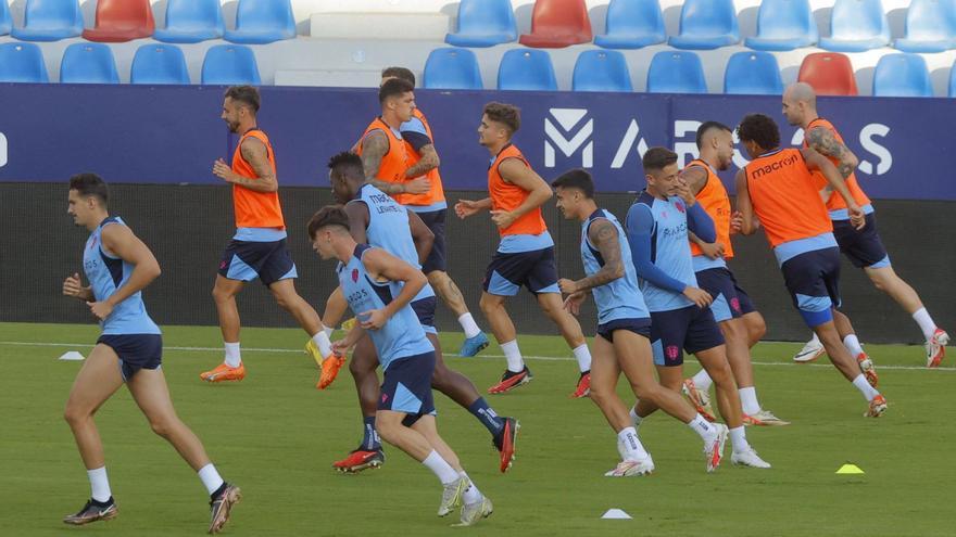 Los futbolistas del Levante UD se preparan sobre el césped del Ciutat de València ante el partido de esta noche.  | J.M. LÓPEZ