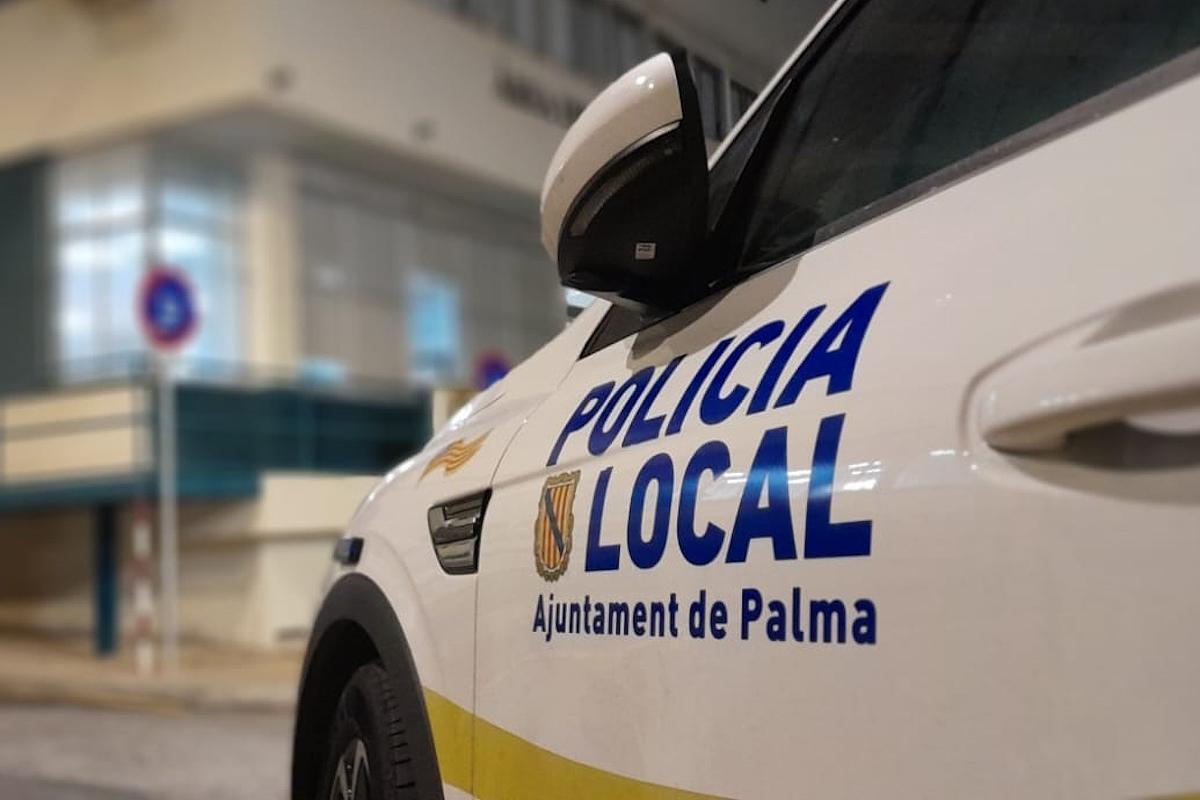 Un coche patrulla de la Policía Local de Palma.