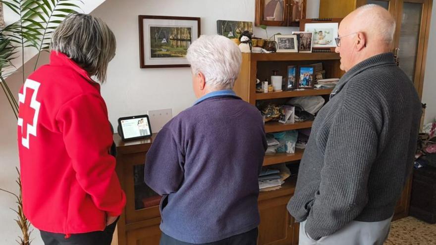 Una pantalla que acompaña y combate la soledad no deseada