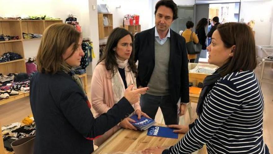 Betoret, Hoyo y Pastor, ayer durante su visita a uno de los comercios de Ontinyent.