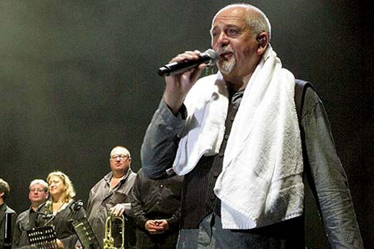 Fragment de l’actuació que el cantant britànic va oferir a Barcelona.