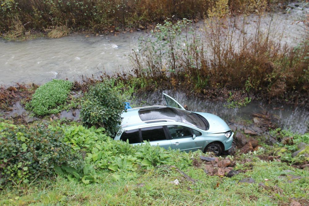 Cae un coche al río en Grado